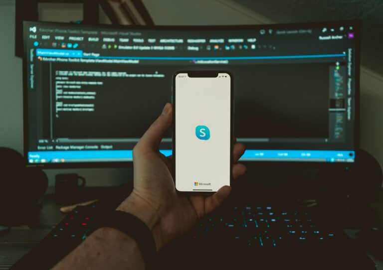 Monitor Phone via Tracking and Hacking